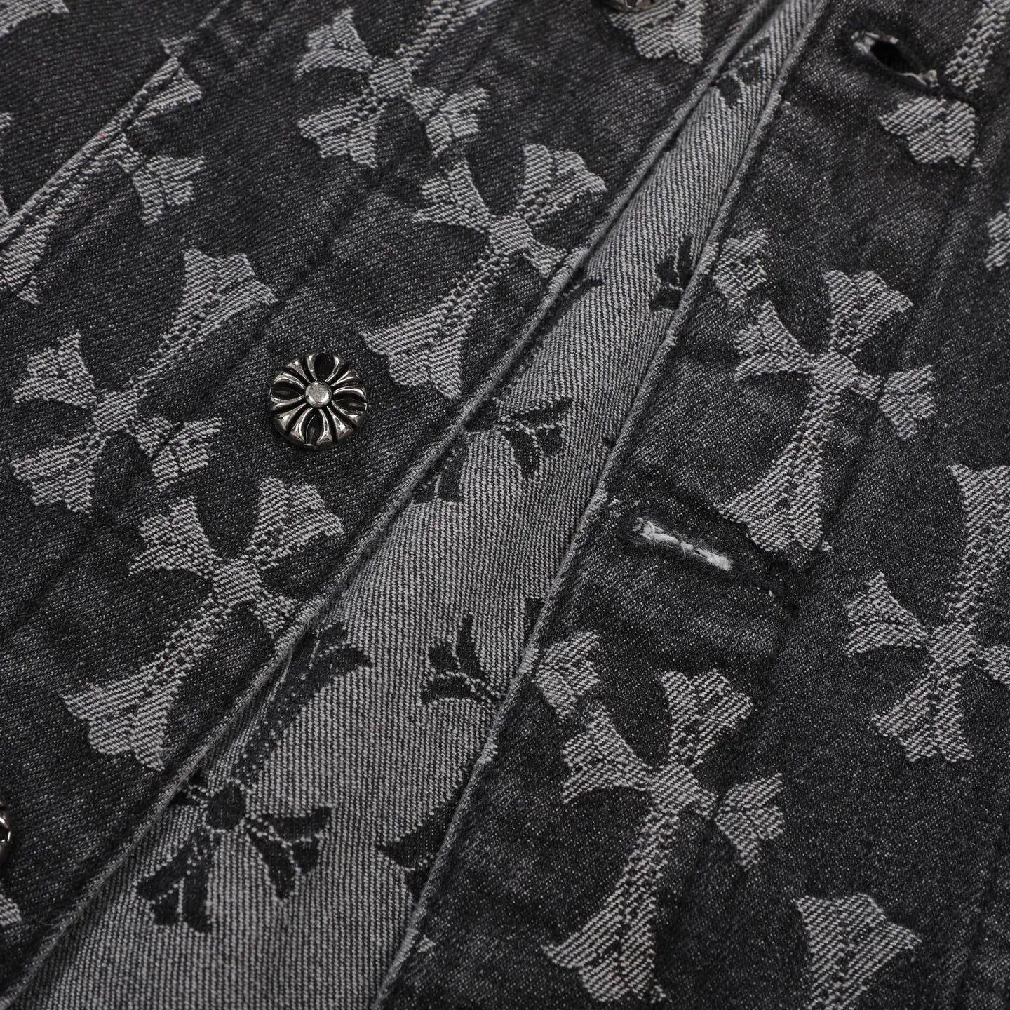 P260 [Black] Chrome Hearts double-sided heavy denim jacket with LOGO jacquard and dark flowers printed all over. The same style as the Internet celebrity star. The cross-printed denim jacket has a unique cross design element and all-over printing, which is full of design. It is made of 100% denim cotton fabric with heavy coarse yarn count, which ensures a stiff and tough silhouette while being soft, comfortable and breathable. The lapel is designed with silver buttons and is full of texture. The classic white cross logo is all over the dress, making it a perfect versatile style for spring and summer! Customized jacquard fabric, you can wear it in various styles. This gender-neutral shirt is a must-have for nightclubs. It can be worn as a jacket for both men and women. It can be easily worn by both men and women! The original loose version is made of high-quality pure cotton fabrics. The fabric pattern is high-definition and delicate without burrs. It is comfortable and breathable to wear. All the buttons are molded and customized. It is casual and fashionable and can be matched with any bottoms. It can be windproof and sunproof in spring and summer. It can be worn outside in autumn and winter! Easily concave shape makes you look slimmer and taller, perfect for both men and women! Style number: Color: Black Size: S M L XL